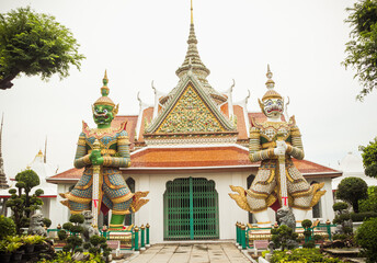 Naklejka premium Wat Arun temple, one of landmark Chao Phraya river in Bangkok Thailand 