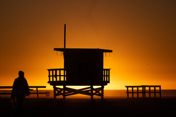 Obraz premium Sunset light over the beach of Santa Monica and the lifeguard