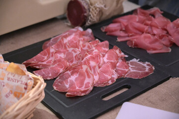 capocollo tagliato fresco con l'affettatrice in puglia