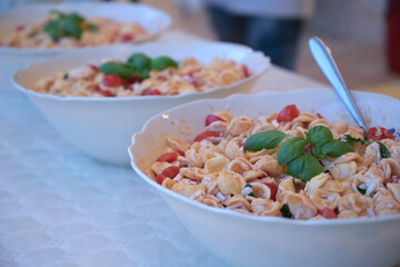 vassoio di orecchiette pugliesi sul bancone di un evento organizzato in puglia