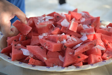 piatto di anguria fresca tagliata a fettine con il ghiaccio