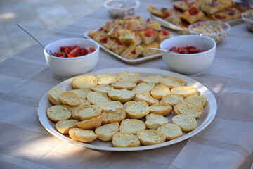 bruschettine di pane servite come aperitivo su di un tavolo imbandito