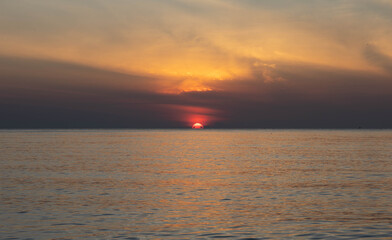 Obraz premium Beautiful sunset on the sea beach with coconut tree for travel in holiday