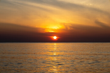 Obraz premium Beautiful sunset on the sea beach with coconut tree for travel in holiday