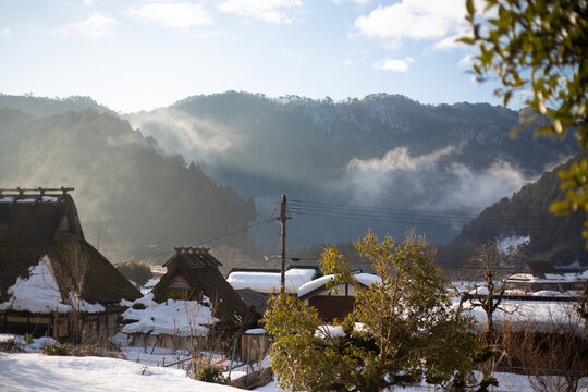 京都美山かやぶきの里早朝の雪景色