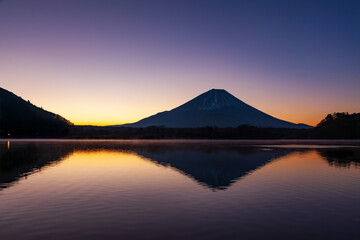 精進湖の夜明け　山梨県富士河口湖町にて