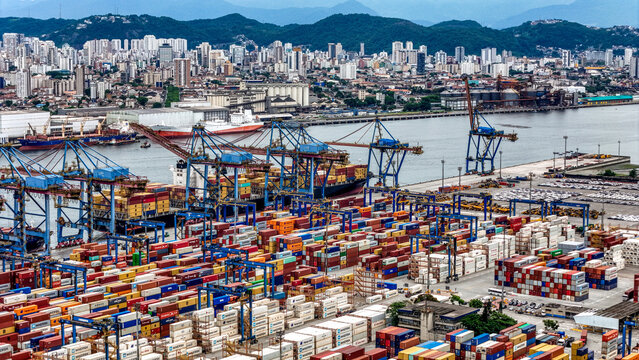 Terminal de Containers no Porto de Santos, lado Guaruj&aacute;, S&atilde;o Paulo, Brasil! Uma vista a&eacute;rea de Drone.