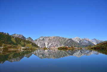 八方池と水鏡に映る白馬連峰　秋