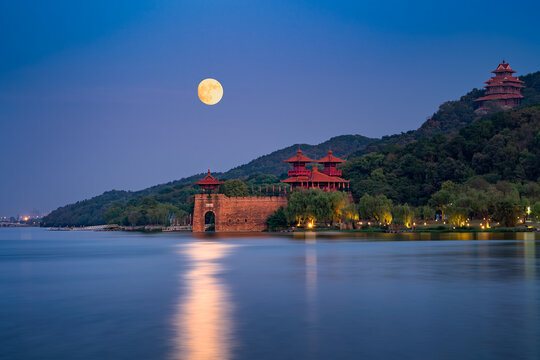 Moonlit East Lake Moshan Scenic Chu City Ruins Night Photography in Wuhan