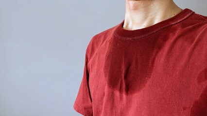 シャツが汗で濡れた人物