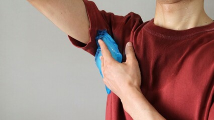 身体を保冷剤で冷やす人物