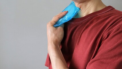 身体を保冷剤で冷やす人物