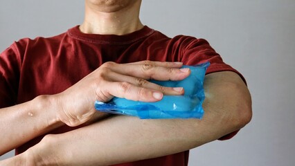 身体を保冷剤で冷やす人物