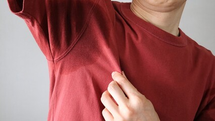 脇の下に汗をかいた人物