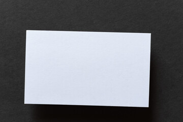 黒背景に白いカード	