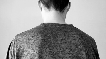 落ち込む日本人男性の後ろ姿をイメージ