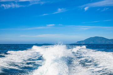 Naklejka premium Large Ship Cutting Through Ocean Waves Creating Dramatic Spray Photography