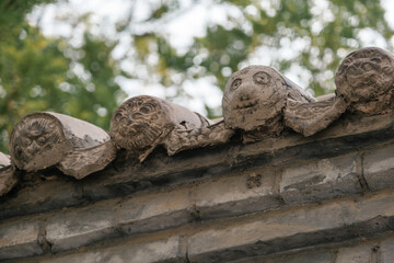 Obraz premium Decorative roof ornaments of ancient Chinese architecture showcasing traditional craftsmanship