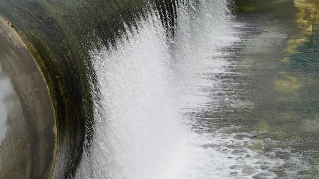 猪名川に設置されたゴム引布製起伏堰と流れ落ちる水流