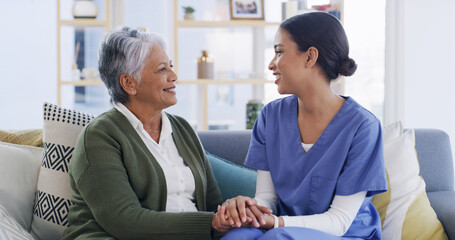 Obraz premium Caregiver, holding hands and senior woman at house with good news, assistance and medical results. Nurse, support and elderly person with comfort, healthcare advice and patient diagnosis at homecare