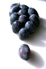 Close-up of fresh blue plums symbolizing the beauty of nature and the richness of autumn harvest. A perfect seasonal fruit full of flavor and health benefits.