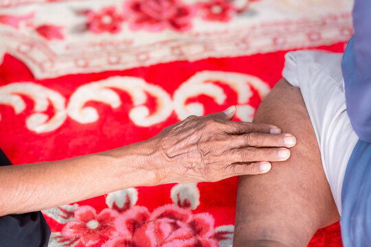hands of the elderly woman