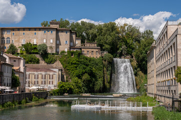 The Cascata Grande is formed by the left arm of the Liri River and is approximately 27 meters high:one of the few waterfalls to be found in the historic center of a city, unique in Italy and in Europe