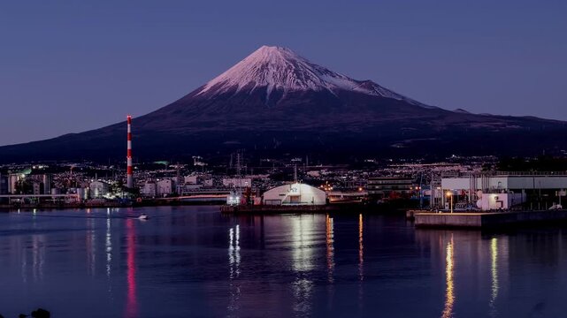 日本の富士山と工場夜景　タイムラプス　田子の浦港にて