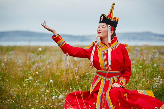 Mongolian girls dressed in luxurious Mongolian costumes on the grassland
