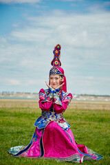 Obraz premium Mongolian girls dressed in luxurious Mongolian costumes on the grassland