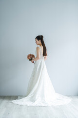 ウェディングドレスを着た女性