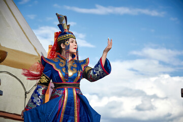 Mongolian girls dressed in luxurious Mongolian costumes on the Mongolian war chariots of the Jinyuan Grand Tent on the grassland