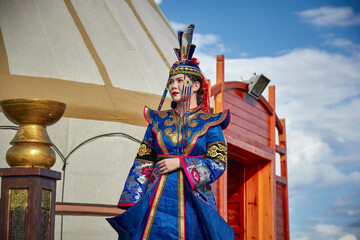 Obraz premium Mongolian girls dressed in luxurious Mongolian costumes on the Mongolian war chariots of the Jinyuan Grand Tent on the grassland