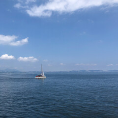 Fototapeta premium Sailboat on Calm Waters Under a Clear Sky