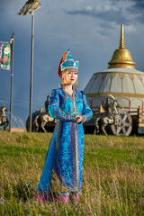 Obraz premium Mongolian girls dressed in luxurious Mongolian costumes in front of a yurt on the grassland