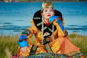 Obraz premium Mongolian girls dressed in luxurious Mongolian costumes on the grassland