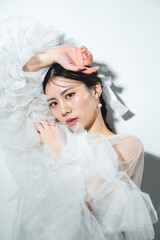 ウェディングドレスを着た女性