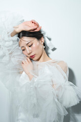 ウェディングドレスを着た女性