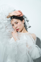 ウェディングドレスを着た女性