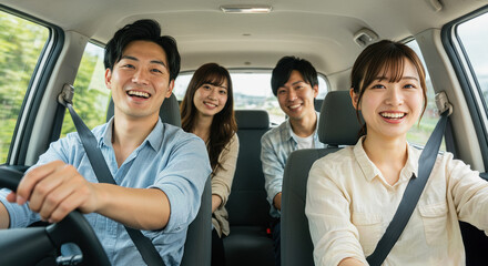 笑顔でドライブを楽しむアジア人の男女