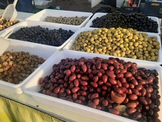 Marktstand mit Oliven in Südfrankreich