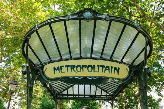 Art Nouveau-style access shelter to the Paris Metro