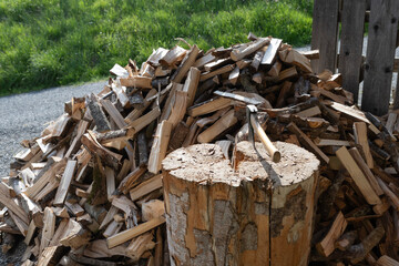 Brennholz auf einem Haufen mit Axt