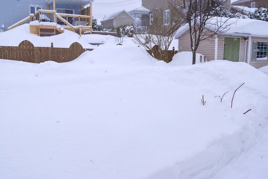 ext&eacute;rieur de maison recouverte de neige - immobilier r&eacute;sidentiel 