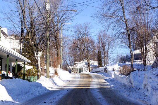 Vue d'une rue du Canada en hiver, recouverte de neige. 