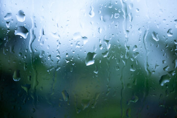 雨に濡れた窓ガラス