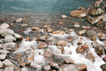 滝壺から流れる川の水
