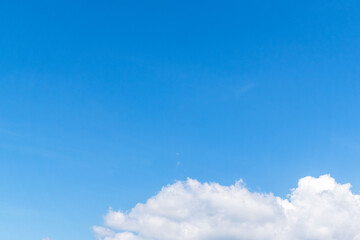 夏の青空と日差しに輝く夏の雲19
