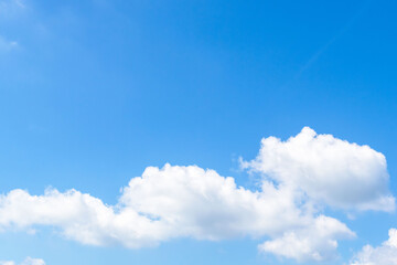 夏の青空と日差しに輝く夏の雲23