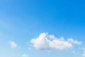 夏の青空と日差しに輝く夏の雲29